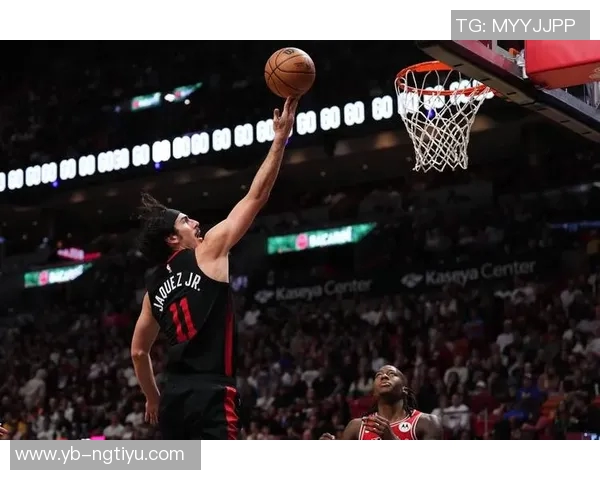 热火记者报道哈克斯左脚踝扭伤球队明日将决定他的出战状态